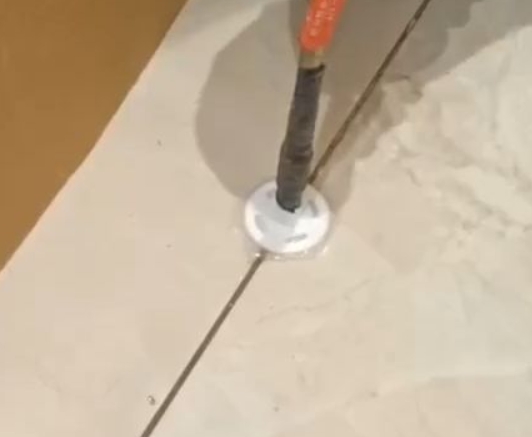 洞口瓷砖空鼓维修公司专业解答瓷砖在铺贴过程中，如果没有涂抹均匀到位的粘结材料（如水泥砂浆或瓷砖胶），可能会导致以下问题