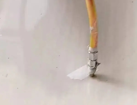 洞口瓷砖空鼓维修公司专业解答在瓷砖铺贴过程中，如果使用的砂料过粗（如全部使用了粗砂），可能会导致以下问题