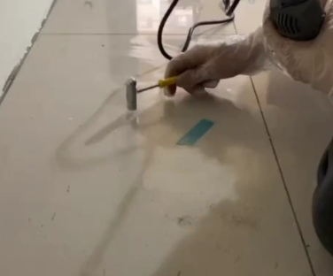 洞口瓷砖开裂维修公司专业分享瓷砖在铺贴前如果没有沥干水分，将会导致以下问题