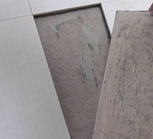 洞口瓷砖空鼓维修公司分享瓷砖铺贴时如果打浆（即涂抹在瓷砖背面和基层上的砂浆或瓷砖胶）过少，会带来以下问题
